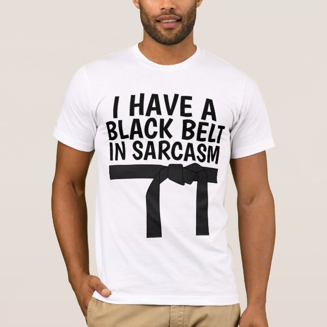 JAG HAR ETT SVART BÄLTE I SARCASM T-Shirts (Framsida)