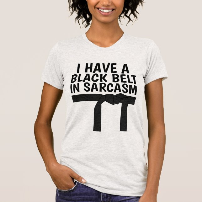 JAG HAR ETT SVART BÄLTE I SARCASM T-Shirts (Framsida)