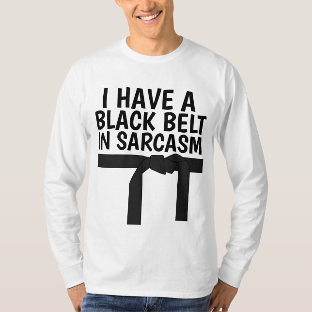 JAG HAR ETT SVART BÄLTE I SARCASM T-Shirts (Framsida)