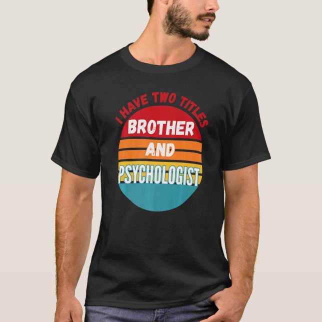 Jag har två titlar broder och psykolog t shirt (Framsida)