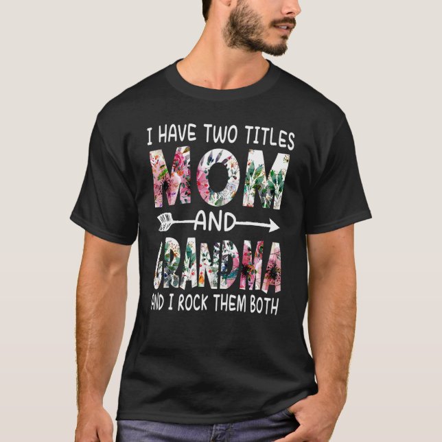 Jag har två titlar Mamma och Grandma Blommigt Lyck T Shirt (Framsida)