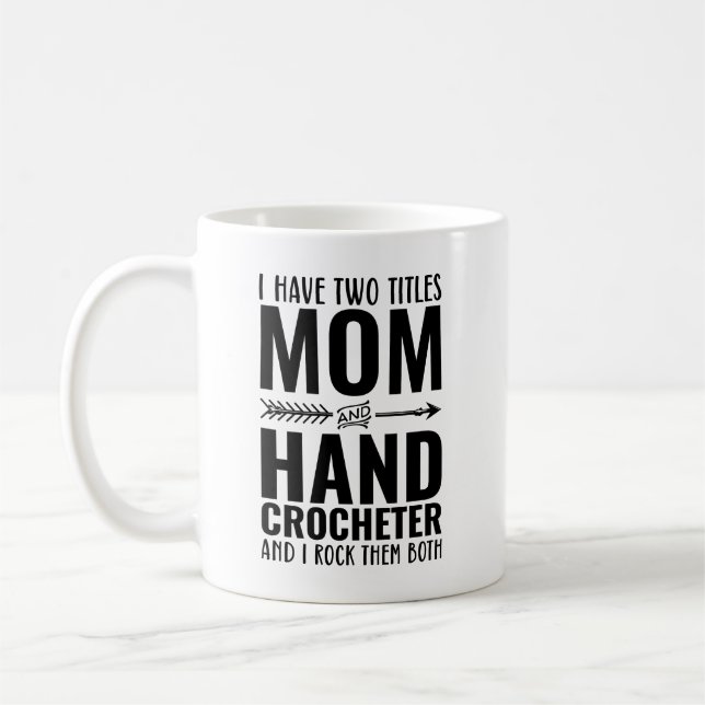 Jag har två titlar Mamma och hand Crocheter Lårny Kaffemugg (Vänster)