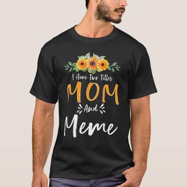 Jag har två titlar Mamma och Memine Blommigt Grand T Shirt (Framsida)