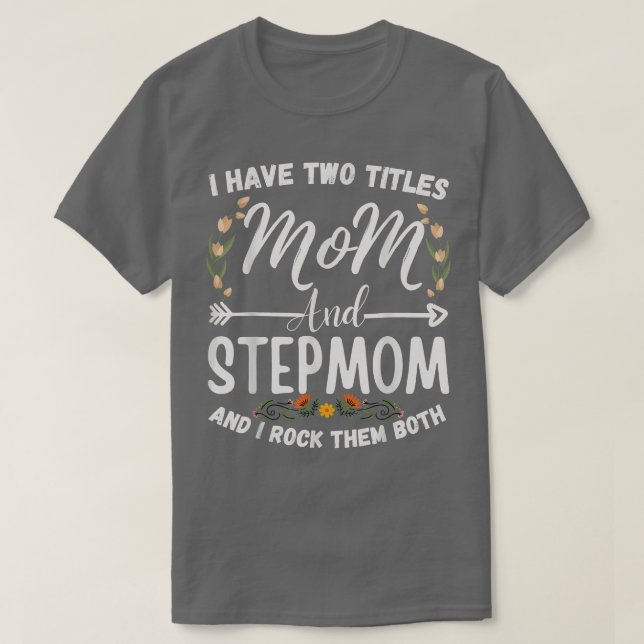 Jag har två titlar Mamma och Stepmamma Funny Blomm T Shirt (Design framsida)