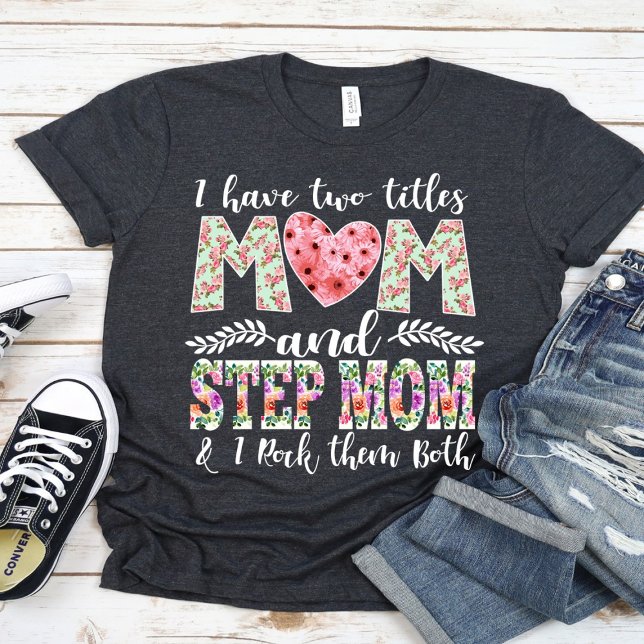 Jag har två titlar, Mamma och Stepmamma i Sten. T Shirt (Skapare uppladdad)