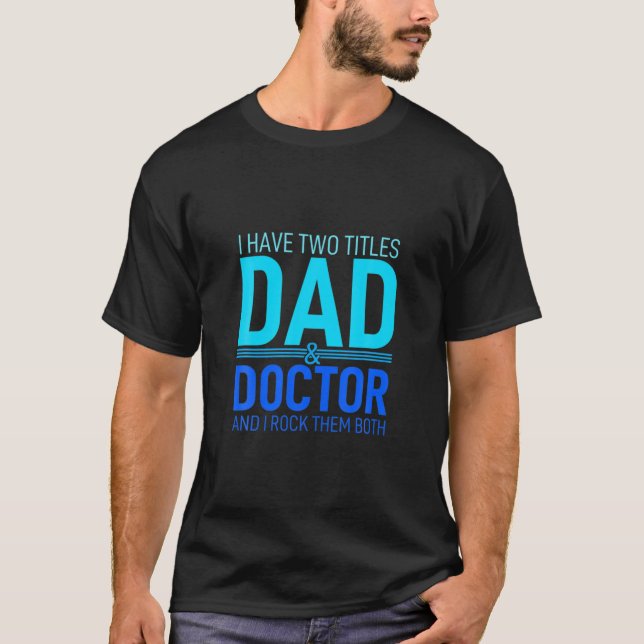 Jag har två titlar mellan Pappa och Doktor Pappa. T Shirt (Framsida)
