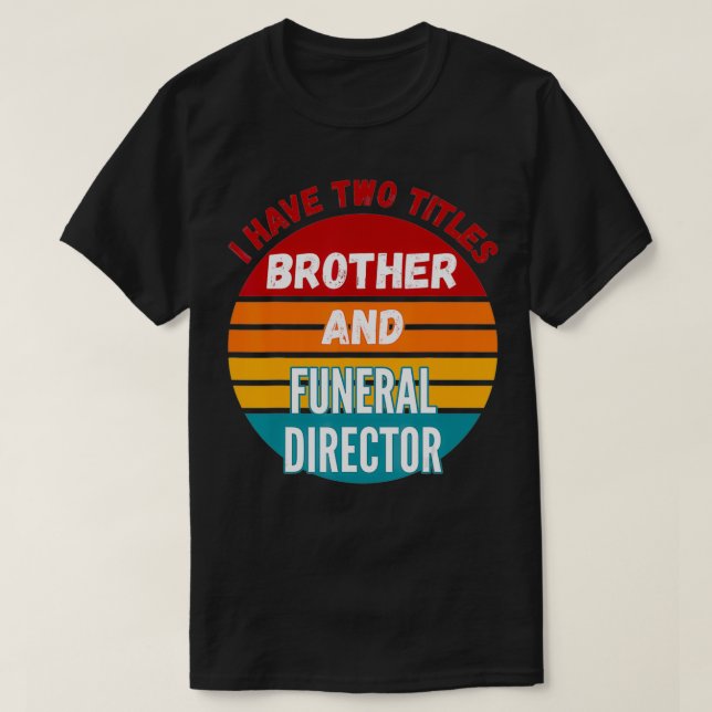 Jag har två titlar på bror och begravningsdirektör t shirt (Design framsida)