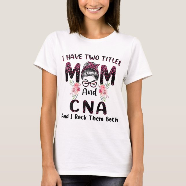Jag har två titlar på Mamma och CNA och jag Sten b T Shirt (Framsida)
