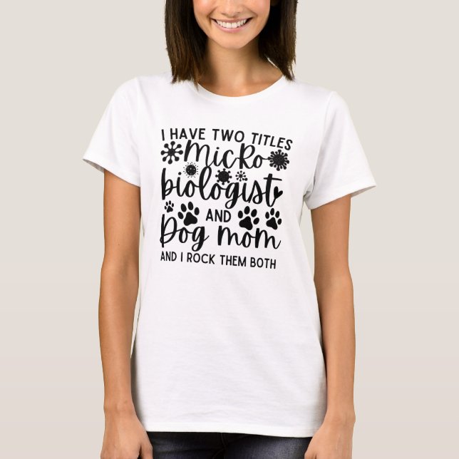 Jag har två titlar på mikrobiolog och hund mamma t shirt (Framsida)