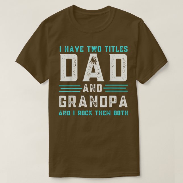 Jag har två titlar Pappa och Grandpa Funny Lycklig T Shirt (Design framsida)