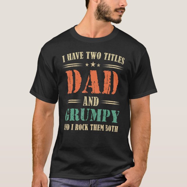 Jag har två titlar Pappa och grumpy och Sten dem B T Shirt (Framsida)