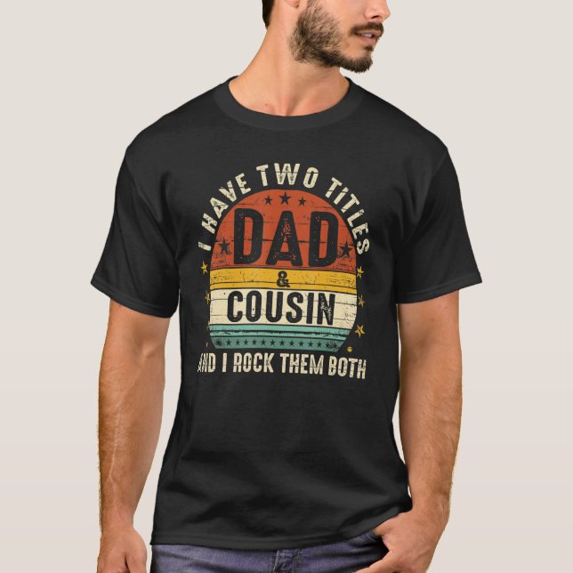 Jag har två titlar Pappa och kusin i Sten båda T Shirt (Framsida)