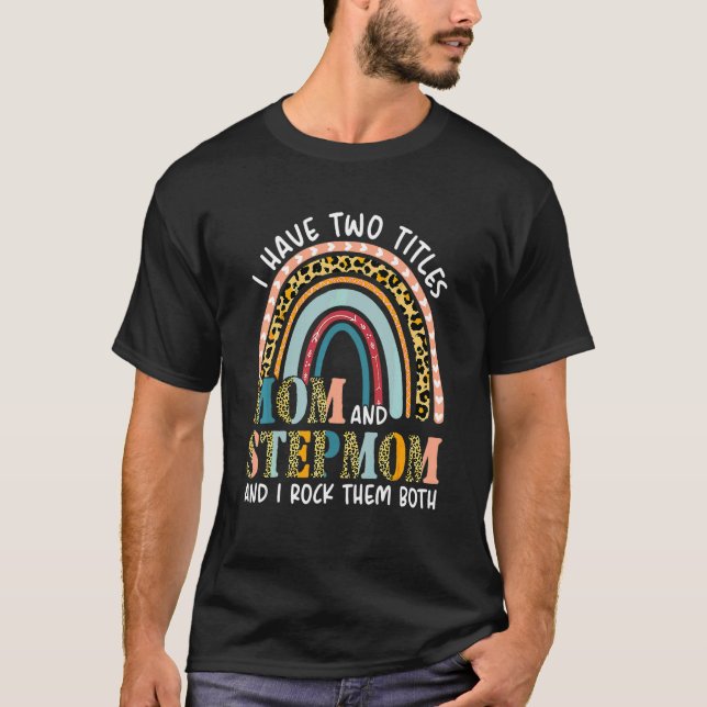 Jag har två titles Mamma och Stepmamma Rainbow Leo T Shirt (Framsida)