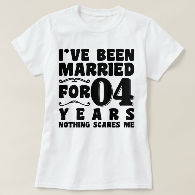 Jag Har Varit Gift i 04 År Bröllopsfest Roligt T Shirt (Design framsida)