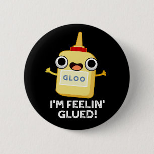 Jag heter Feelin Glued Funny Glue Pun Mörk BG Knapp