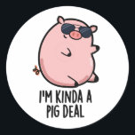 Jag heter Kinda A Gris Deal Funny Animal Pun Runt Klistermärke<br><div class="desc">Jag är Kinda A Gris Deal Funny Animal Pun har en söt gris tittar verkligen coola i sina krydda solglasögon. Perfektens gåva till familj och vänner som kärlek söta gris pungar.</div>