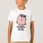 Jag heter Kinda A Gris Deal Funny Animal Pun T Shirt<br><div class="desc">Jag är Kinda A Gris Deal Funny Animal Pun har en söt gris tittar verkligen coola i sina krydda solglasögon. Perfektens gåva till familj och vänner som kärlek söta gris pungar.</div>
