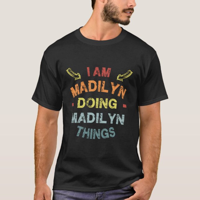 Jag heter Madilyn Doing Madilyn Sak Coola Funny Je T Shirt (Framsida)