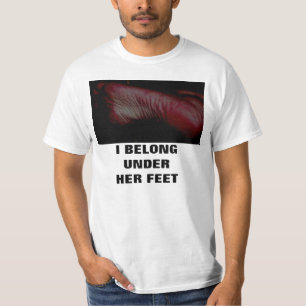 JAG HÖR HEMMA UNDER HENNE FOT TEE