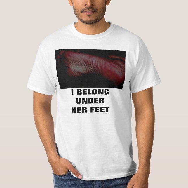 JAG HÖR HEMMA UNDER HENNE FOT TEE SHIRT (Framsida)