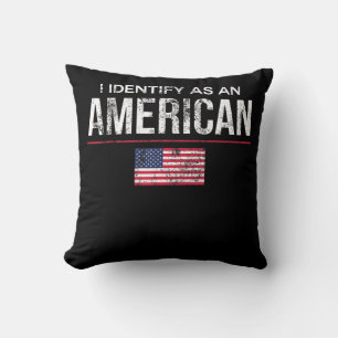 Jag identifierar mig som amerikansk No Identity Po Kudde