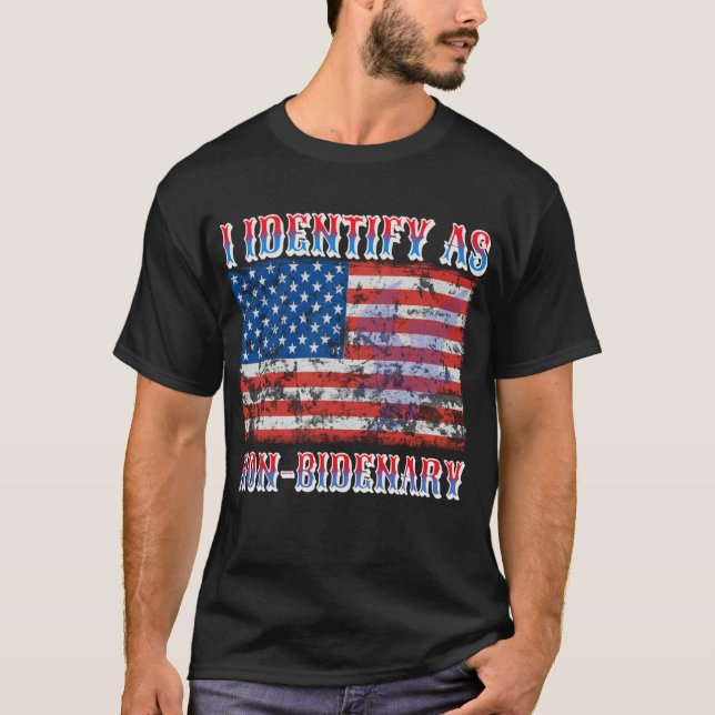Jag identifierar mig som icke-bidenär American Fla T Shirt (Framsida)