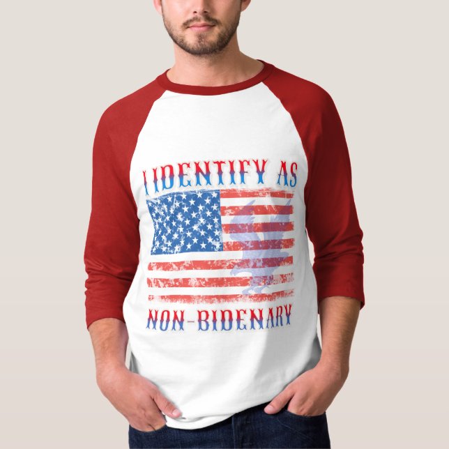 Jag identifierar mig som icke-bidenär American Fla T Shirt (Framsida)