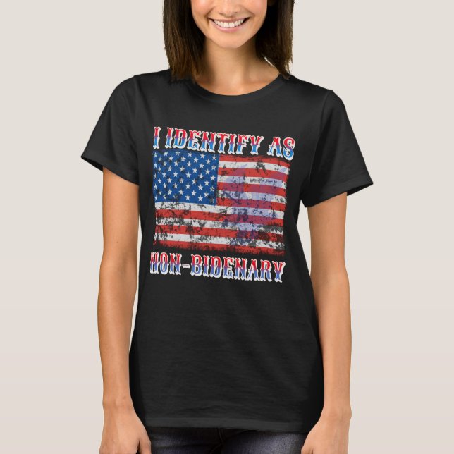 Jag identifierar mig som icke-bidenär American Fla T Shirt (Framsida)