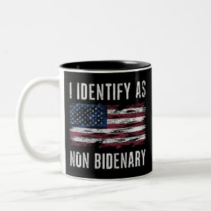 Jag identifierar mig som icke-bidenär Patriot Amer Två-Tonad Mugg