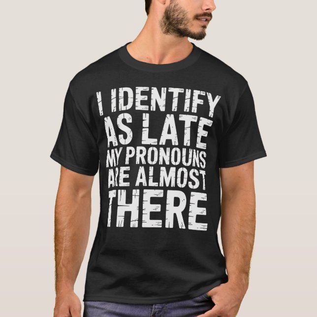 Jag identifierar mig som sen så mina pronomen är n t shirt (Framsida)