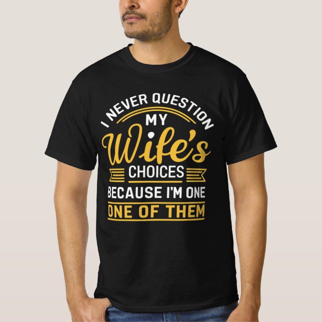 Jag ifrågasätter aldrig min frus val eftersom jag  t shirt (Framsida)