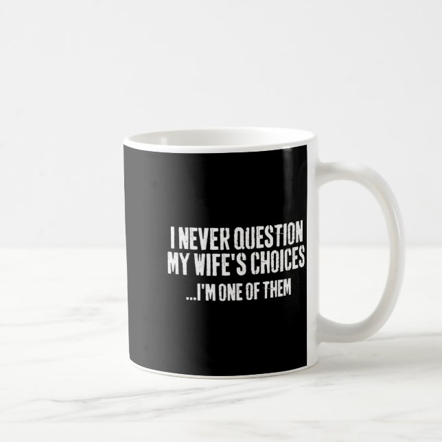 Jag ifrågasätter aldrig min frus val Kvick citat Ä Kaffemugg (Höger)