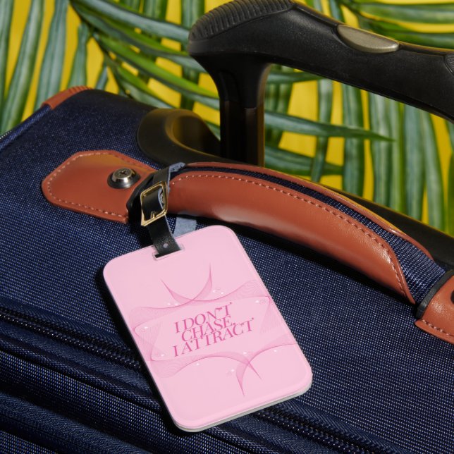 Jag jagar inte, jag attraherar Citat, Pink Bagagebricka (Framsida Insitu 1)