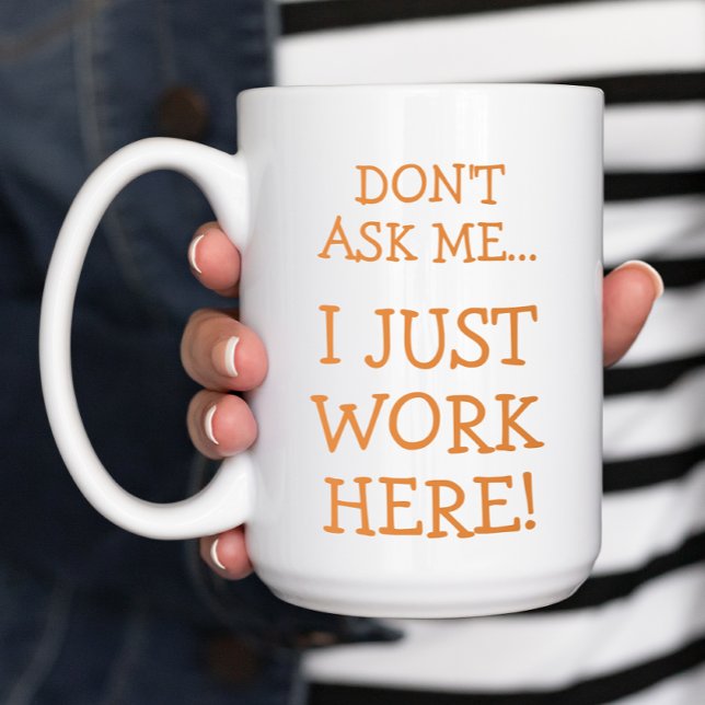 Jag jobbar bara här roligt kaffemugg (Don't ask me... I just work here! A funny coffee mug for coworkers and employees.)