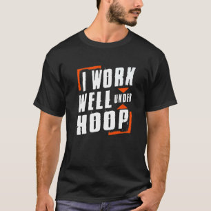 Jag jobbar bra under Ring Proud Basketball Player T Shirt