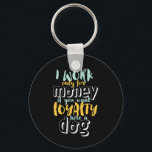 Jag jobbar för Money Funny Sarcastic Loyalty Quote Nyckelring<br><div class="desc">Jag jobbar för pengar. Om du vill ha lojalitet, anställ en hund. Lustigt och sarkastiskt utformat om lojalitet och lojalitet mot någon som förtjänar det. Coola och humoristiska citattecken för att påminna oss om hur det egentligen är att arbeta för ett företag. Perfekt att fira den nationella lojalitetsdagen om du...</div>