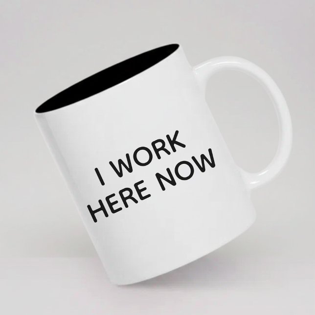 Jag Jobbar Här Nu Kaffe Mugg Present till Nya Anst (sarcastic office mug gift, professional humor mug gift, job promotion mug gift for her or him,)