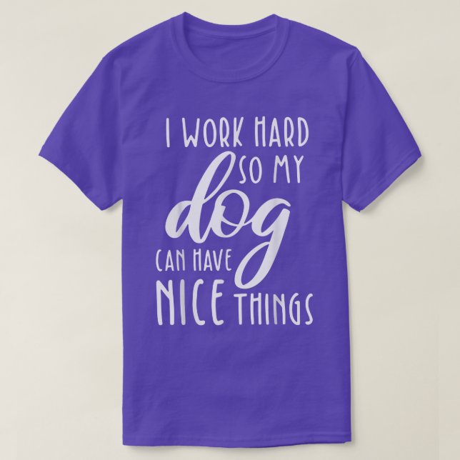 Jag jobbar hårt för att min Hund ska kunna ha Sak  T Shirt (Design framsida)