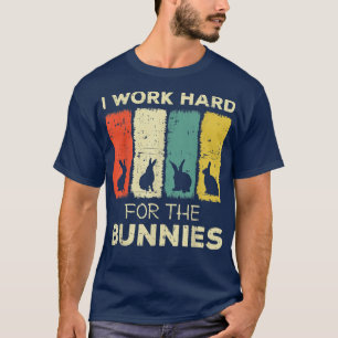 Jag jobbar hårt för bunnies bunny t shirt