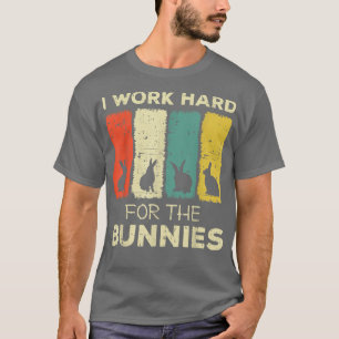 Jag jobbar hårt för bunnies bunny  t shirt