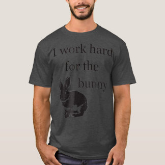 Jag jobbar hårt för    BunnyFunny Rabbit T Shirt
