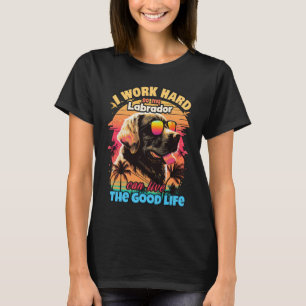 Jag jobbar hårt så att Labrador kan leva brans liv T Shirt