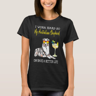 Jag jobbar hårt så att min Australian shepherd kan T Shirt