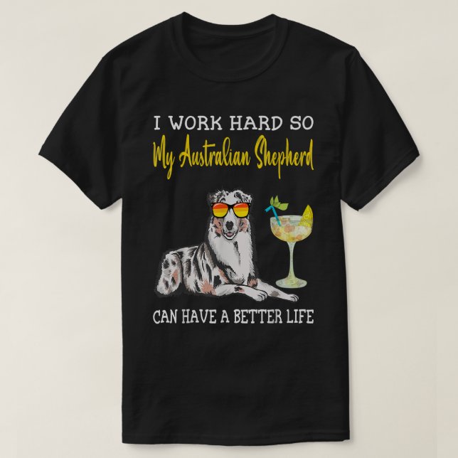 Jag jobbar hårt så att min australian shepherd kan t shirt (Design framsida)