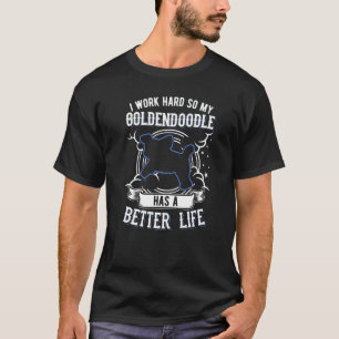 Jag jobbar hårt så att min Goldendoodle kan få bät T Shirt