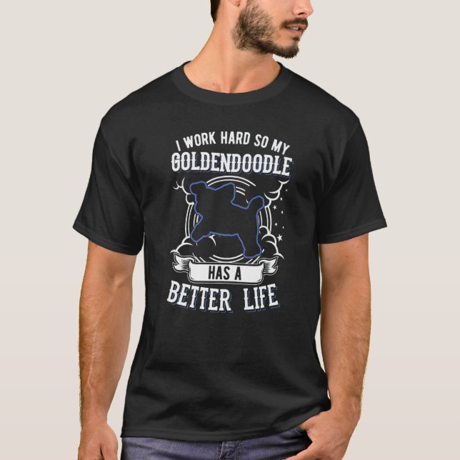Jag jobbar hårt så att min Goldendoodle kan få bät T Shirt (Framsida)