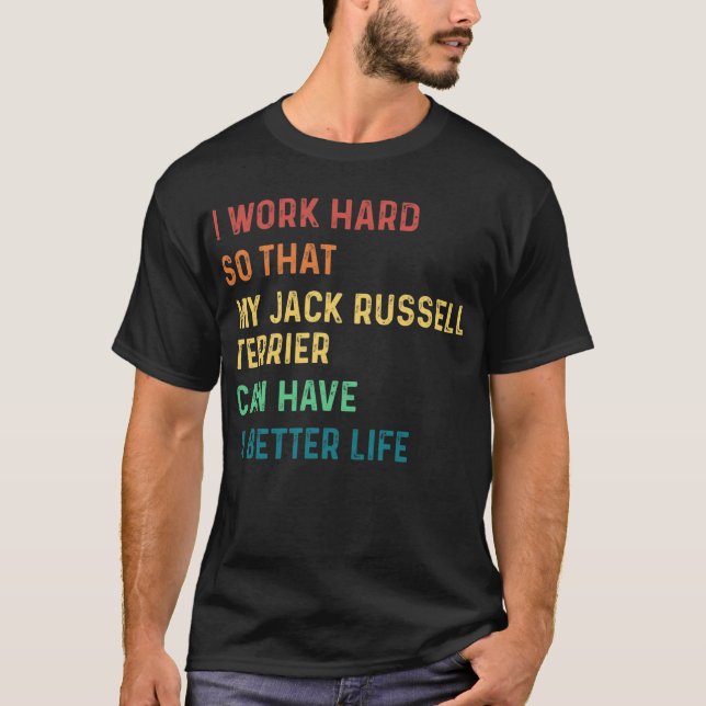 Jag jobbar hårt så att min jack Russell-skräckare  T Shirt (Framsida)