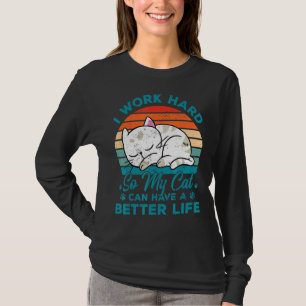 Jag jobbar hårt så att min katt kan ha en bättre l t shirt