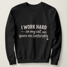 Jag jobbar hårt så att min katt kan ignorera mig b t shirt