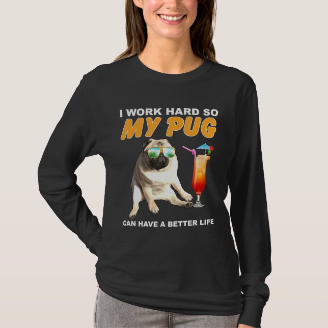Jag jobbar hårt så att min pug kan få en bättre Hu T Shirt (Framsida)